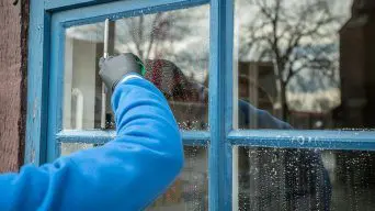 Common Mistakes to Avoid While Cleaning Glass